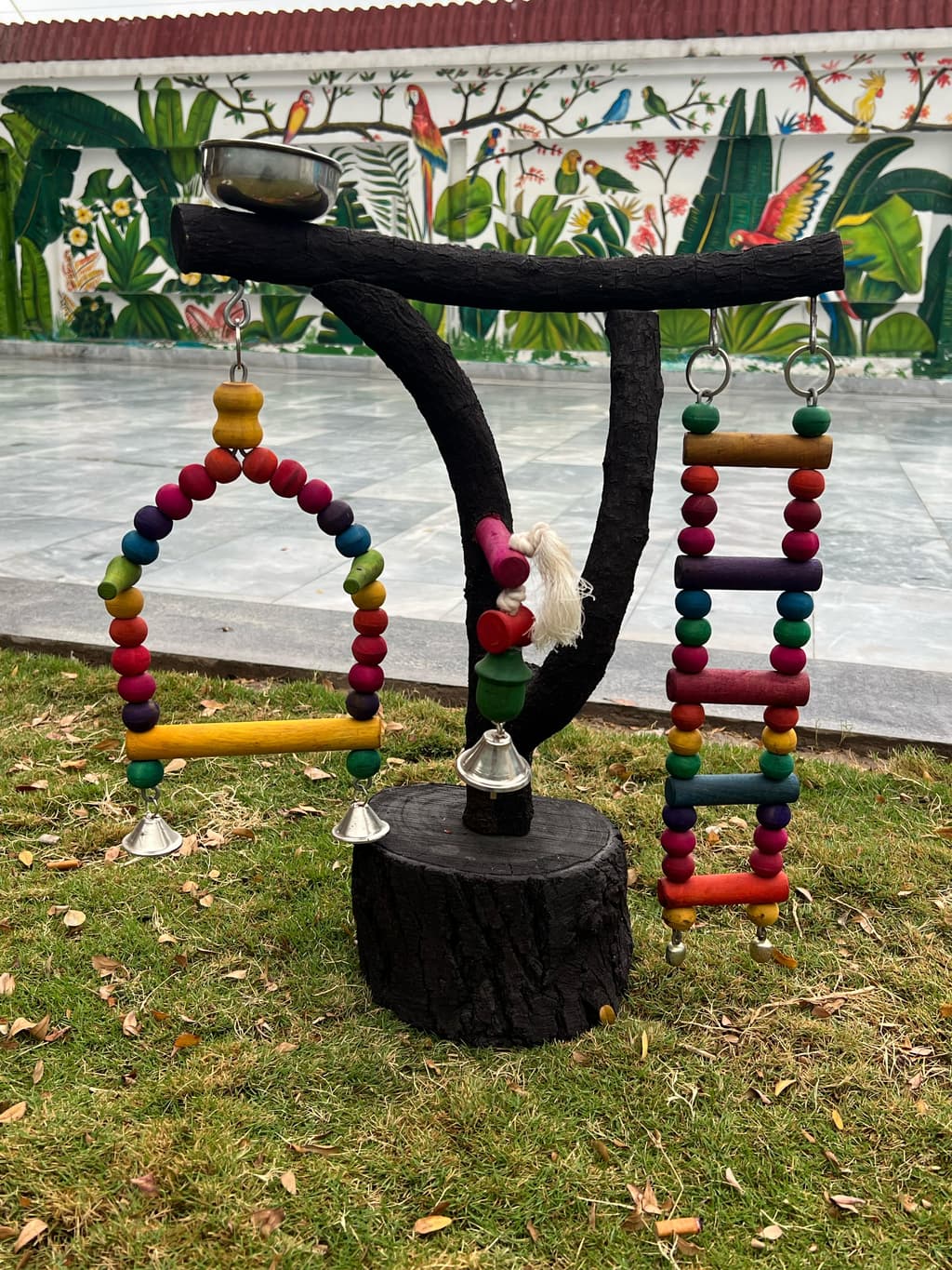 Natural Wood Bird Stand - Bring the Outdoors In! 

 Give your feathered friend a natural perch with this beautiful bird stand. Crafted from untreated, solid wood, it provides a saf