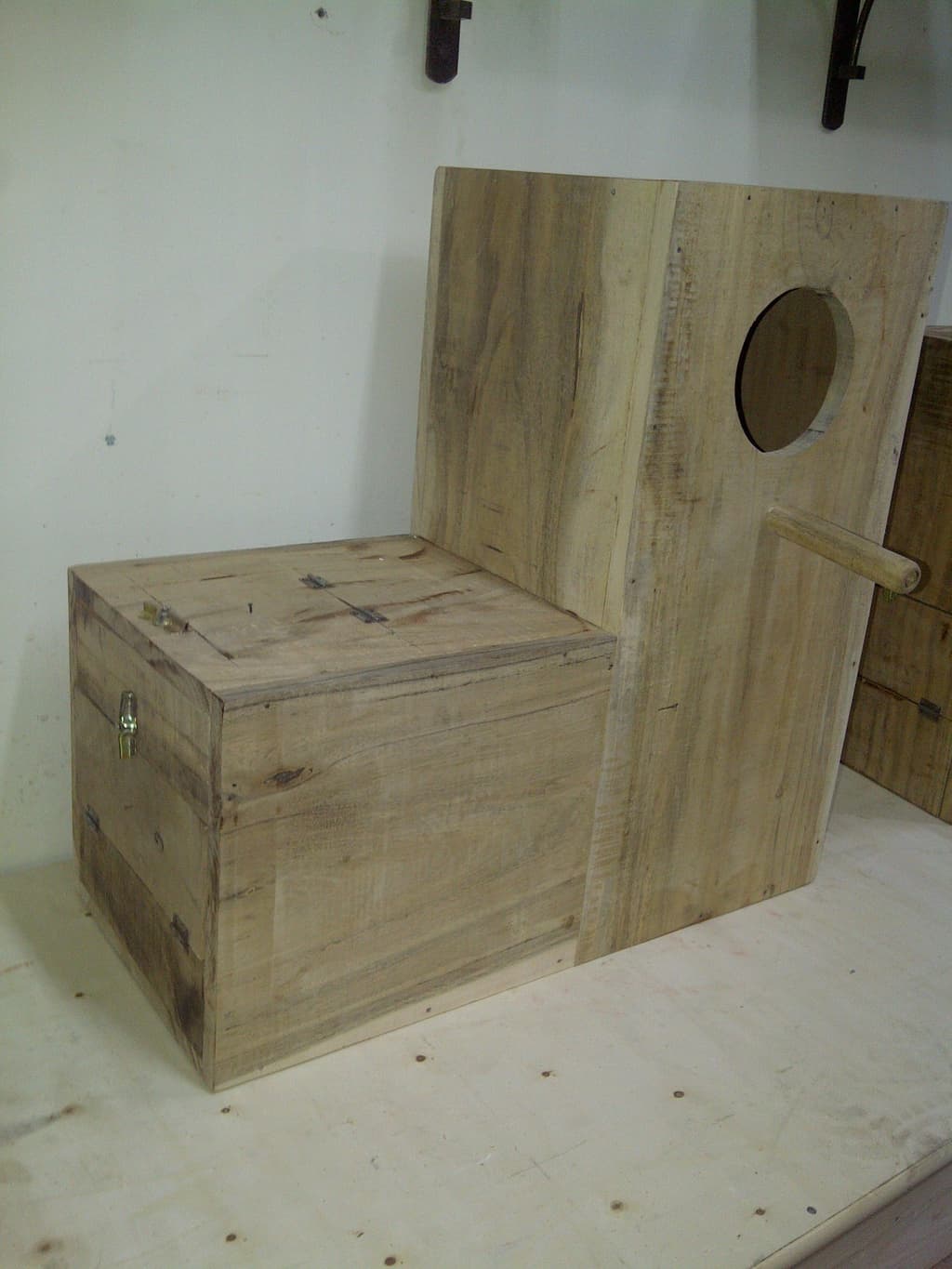 Good quality "Breeding Box" for African Grey 
 Solid Wood Breeding Box For African Grey

 Very fine breeding boxes with Concave.

 Size: 

 Hight: 22"

 Width: 22"

 Depth: 12"