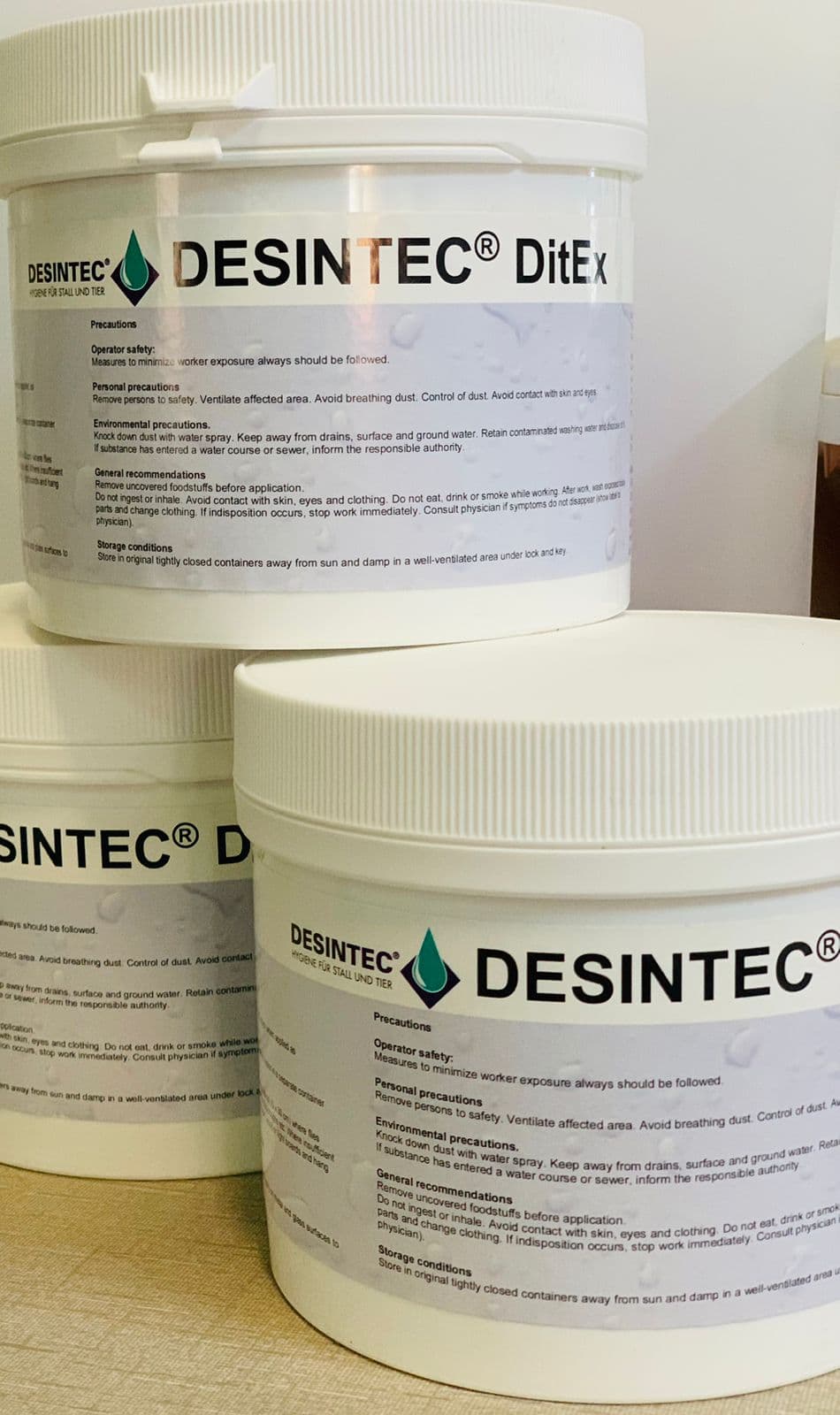 DESINTEC® DitEx is a water-soluble powder, used to combat flies. For the control of house flies (Musca domestica) in animal housing. For professional users. 

 The sugar and pherom